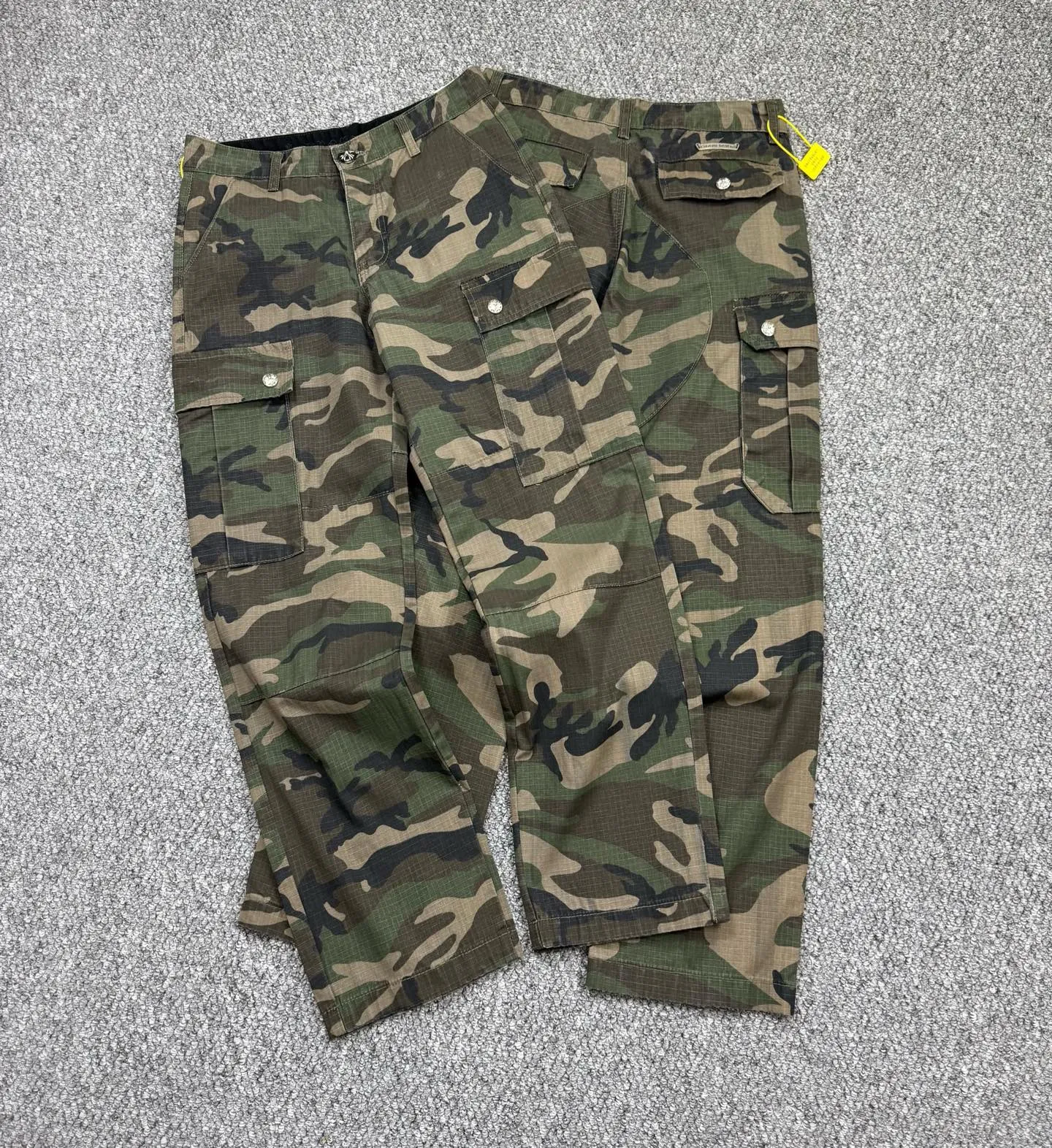 P260 Style number: H855 Chrome Hearts & Chrome Hearts new silver camouflage three-dimensional pocket overalls, original customized fabric, the same high-end simple and loose version as the Internet celebrity star, with multiple embroidered letter LOGO designs, very high-end and stylish! The fabric feels very comfortable, a super versatile and good-looking overalls Size: 28-30-32-34-36 Color: Camouflage